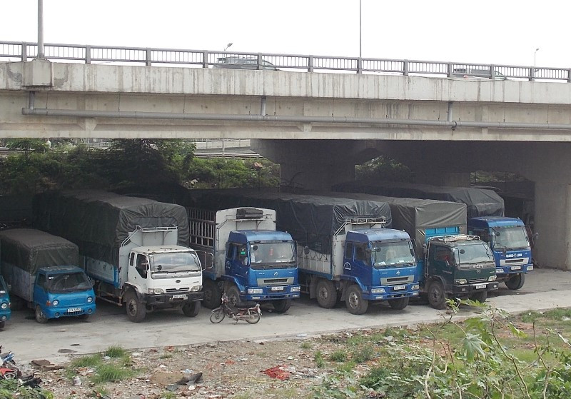 Hiện thành phố Hà Nội đang cấp phép tổ chức trông xe tại nhiều gần cầu