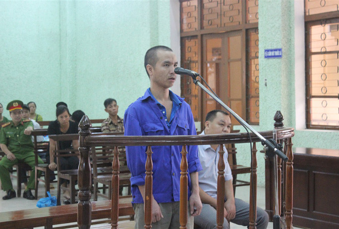 Bị cáo Lâu ra tòa lĩnh án. Ảnh: P.O.