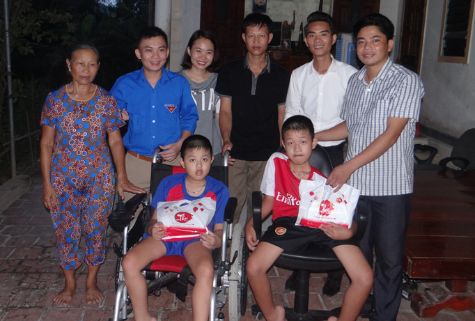 Trao quà trung thu cho trẻ em mồ côi, khuyết tật.