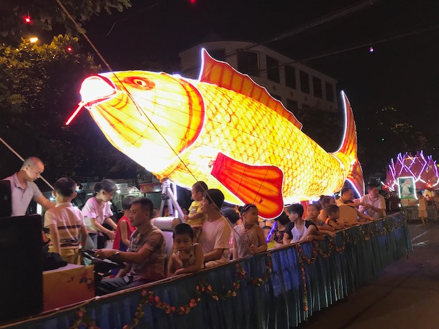 Rực rỡ đêm hội Trung thu thành Tuyên