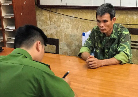 Cán bộ điều tra lấy lời khai Hoàng Văn Nụ