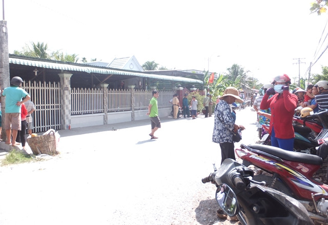 Người dân hiếu kỳ ở gần nhà chị Linh anh Tân tập trung theo dõi vụ việc