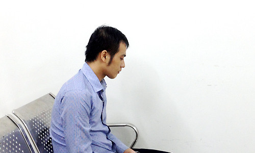 Tuấn lầm lũi trong phiên xử