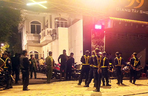 Cảnh sát phong tỏa quán bar