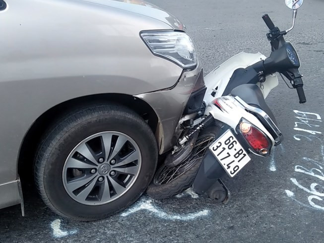 Bố va chạm giao thông, con gọi hàng chục người vây đánh