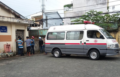 Gia đình nạn nhân chờ cơ quan chức năng khám nghiệm tử thi cháu bé