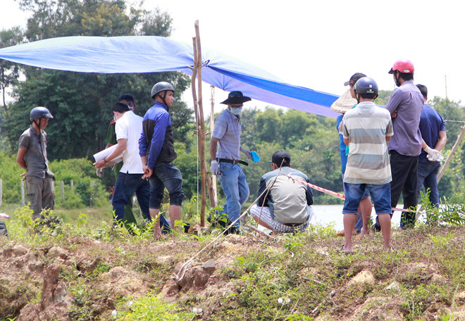 Người dân theo dõi cơ quan chức năng khám nghiệm hiện trường