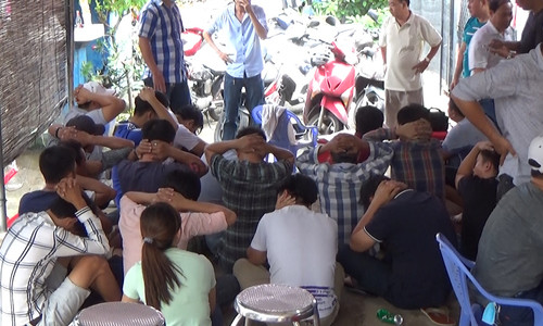 Nhiều người chơi bị bắt. Ảnh: Công an