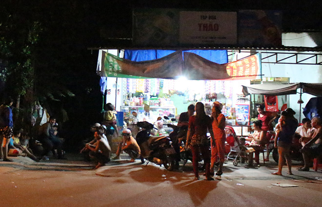 Người dân tụ tập theo dõi vụ việc. Ảnh: Zing