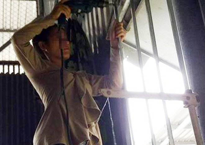 Nhà nghèo, một mình nuôi hai con nên chị thợ may phải tự làm việc nặng nhọc trong nhà