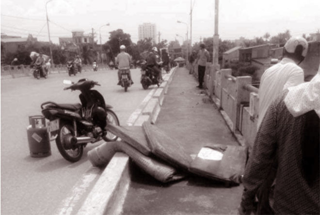 Chiếc xe tại hiện trường trước khi “biến mất”. Ảnh người dân cung cấp