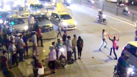 Vụ chém nhau xảy ra trên đường Ngọc Hồi. Ảnh cắt từ clip