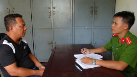 Đối tượng Lê Trọng Quất tại cơ quan công an - Ảnh: CA cung cấp