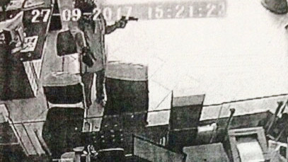 Tên cướp cầm súng, ném túi xách về phía nhân viên