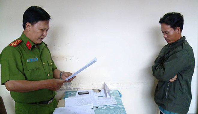 Cơ quan điều tra thực hiện lệnh bắt giữ nghi phạm cưỡng hiếp bé gái. Ảnh C.A