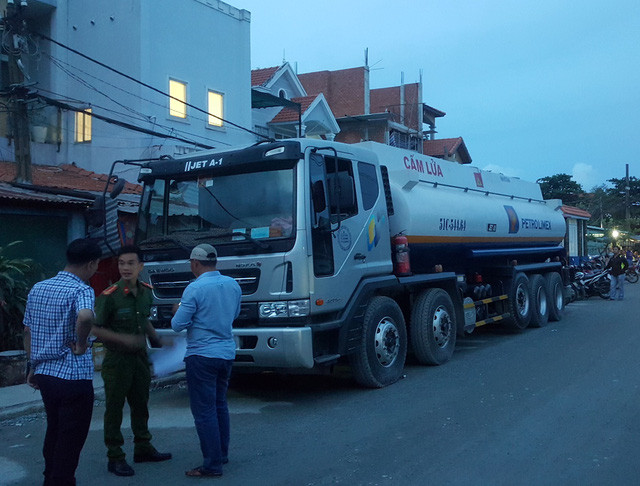 Một chiếc xe bồn tại thời điểm công an bắt quả tang