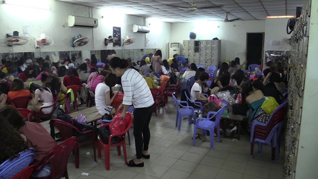 Tiếp viên đang chờ để phục vụ khách