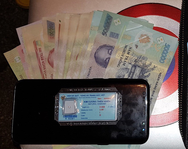 Trong chiếc cặp CSGT nhặt được có viên kim cương cùng tiền mặt và nhiều tài sản giá trị