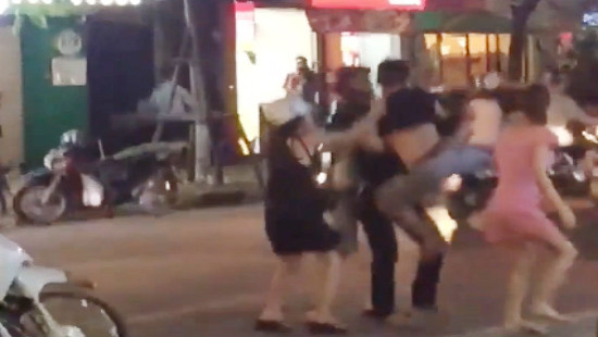 Người đàn ông bị nam thanh niên hành hung trên phố. Ảnh cắt từ clip