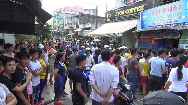 Người dân tụ tập theo dõi vụ việc