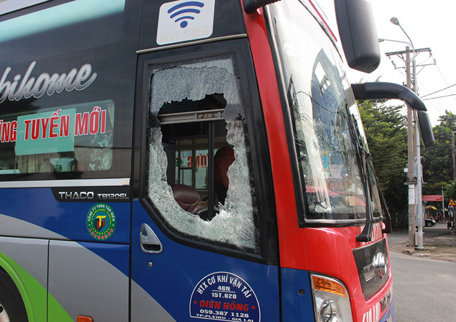 Xe khách bị đập bể kính