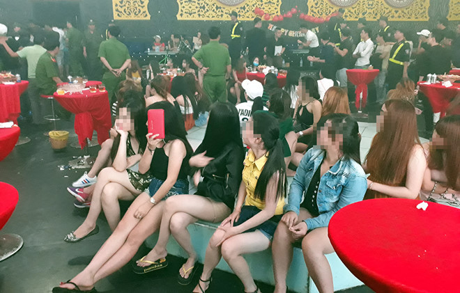 Khách nữ tại quán bar. Ảnh: Zing