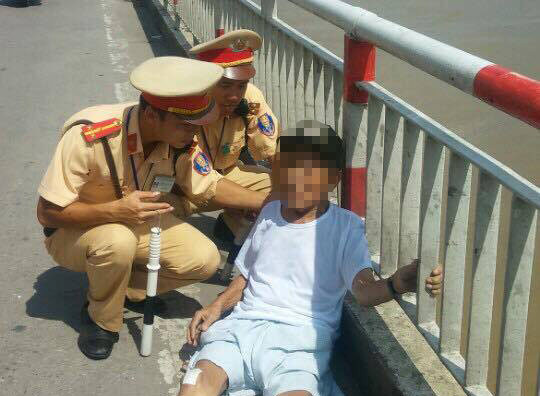 Cụ T. lên cầu tự tử được hai cán bộ đội CSGT số 5 can thiệp kịp thời