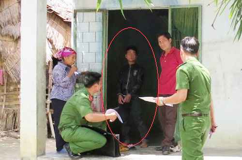 A Jun (khoanh ô đỏ) trong buổi thực nghiệm hiện trường vụ án