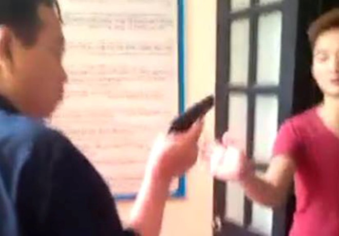 Ông Sơn cầm khẩu súng chỉ về phía bệnh nhân. Ảnh cắt từ clip