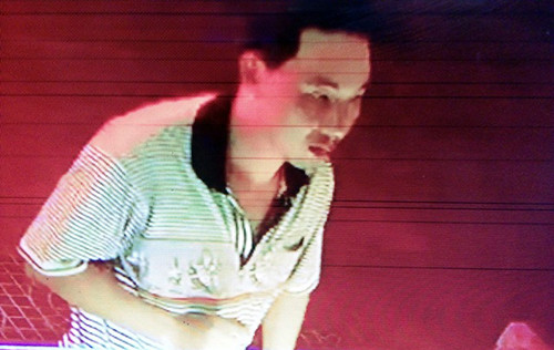 Tên cướp tiệm vàng bị camera ghi hình