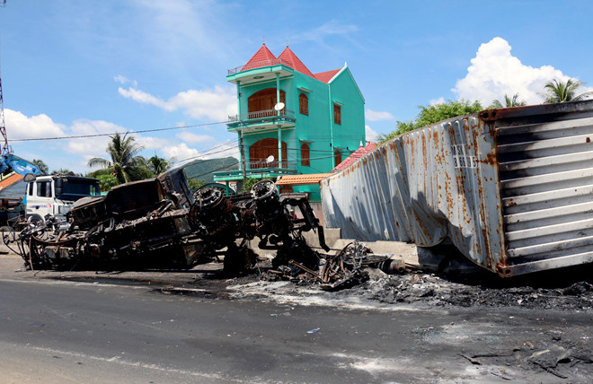 Xe đầu kéo container cháy rụi sau vụ va chạm
