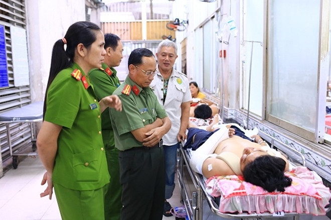 Công an tỉnh Bình Dương thăm hỏi, tặng quà hai người dân