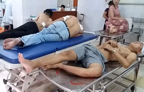 Ba nạn nhân đang cấp cứu tại bệnh viện