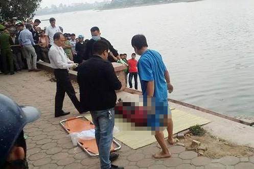 Thi thể nạn nhân được đưa lên bờ.