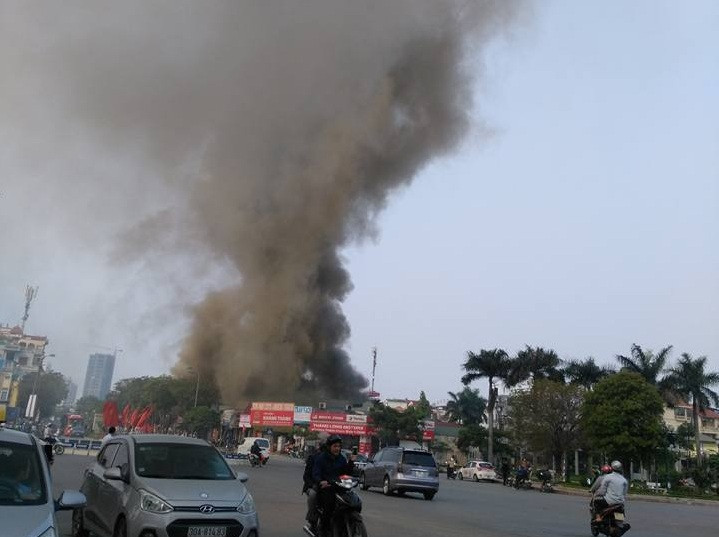 Cột khói bốc cao hàng chục mét. Ảnh: Phung Dinh Manh.