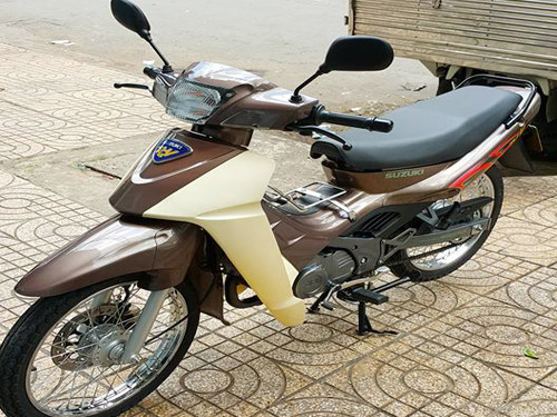 Suzuki RGV 120 màu lạ ở Sài Gòn. Ảnh: Hữu Nhân.