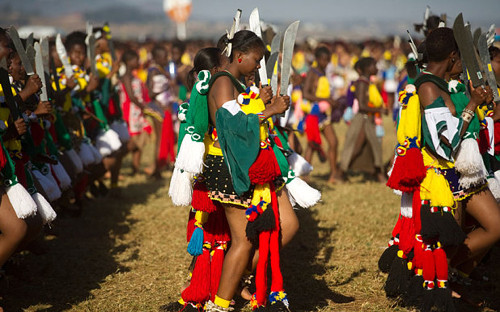 Các trinh nữ diễu hành trước khi tham dự lễ hội múa sậy. Ảnh: Telegraph.