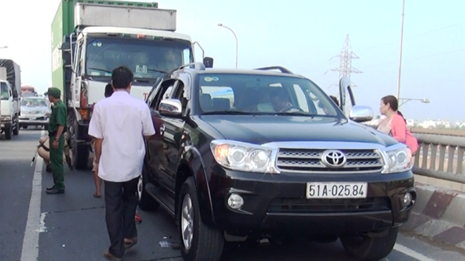 Hiện trường vụ tai nạn trên cầu Bình Điền.