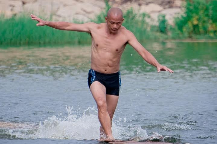 Võ tăng Thiếu Lâm phá kỷ lục chạy trên mặt nước