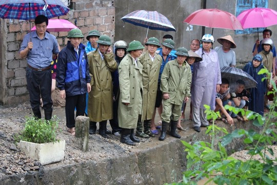 Lực lượng chức năng chỉ đạo công tác tìm nạn nhân mất tích.