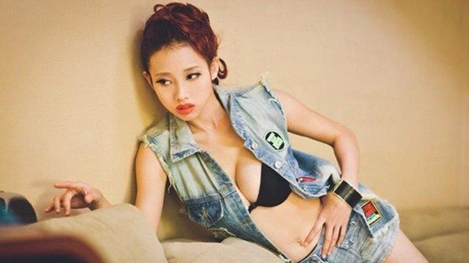 Tạ Hân Dư 32 tuổi, hai con nhưng có vóc dáng gợi cảm.