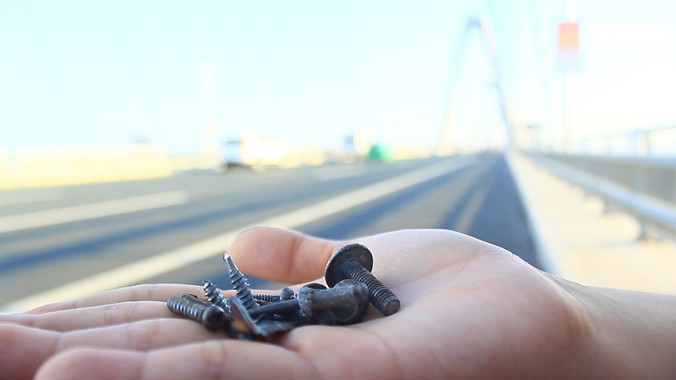 "Đinh tặc" xuất hiện trên cầu Nhật Tân (Hà Nội) cách đây không lâu. Ảnh: Xuân Ngọc.