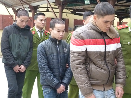 Chỉ vì say rượu, không kiểm soát hành vi, các đối tượng này đã rủ nhau đi ném kính ô tô.