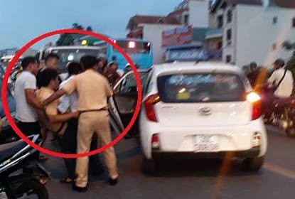 Trung tá Khánh được đưa đến bệnh viện cấp cứu.