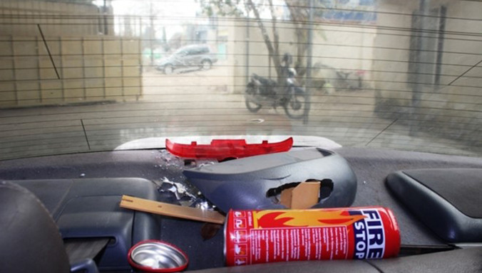 Bình cứu hỏa mi ni nổ tung làm đèn và hộp đèn phanh phía sau bị vỡ nát.