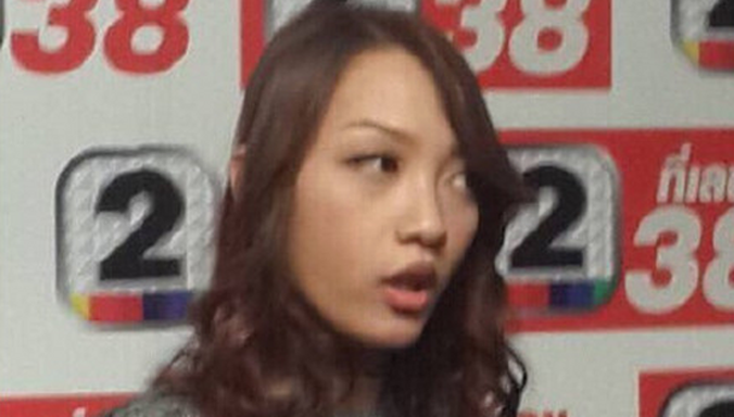 Cô gái tố bị Châu Du Dân lừa tình trong buổi họp báo tại Thái Lan. Ảnh: QQ.