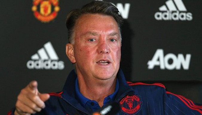 Người hâm mộ ngán đến tận cổ Van Gaal, nhưng ông vẫn tại vị.