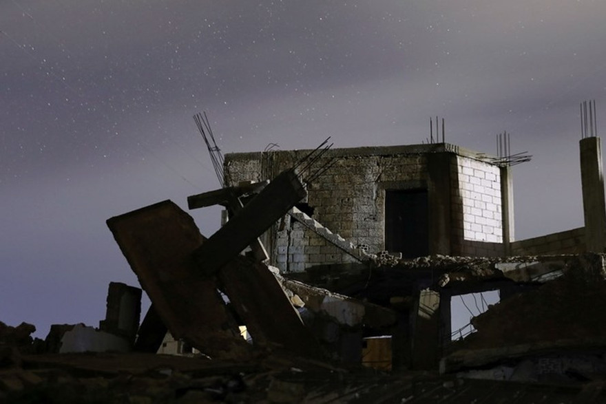 Căn cứ quân sự Syria bị tấn công tên lửa đêm 29/4. Ảnh: Reuters.