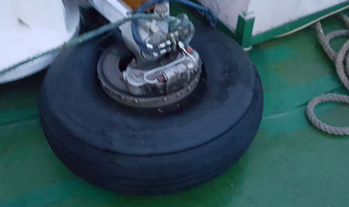 Bánh càng sau của máy bay CASA được trục vớt. Ảnh: Bộ Quốc phòng.