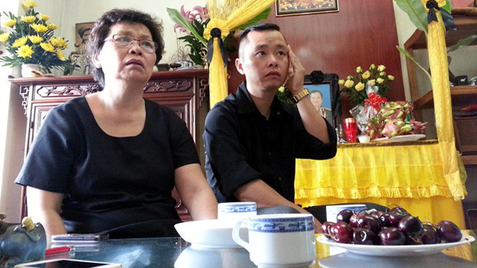 Đạo diễn Ngô Huyền Lâm và con trai - nhạc sĩ An Hiếu. Ảnh: Mạnh Thắng. 